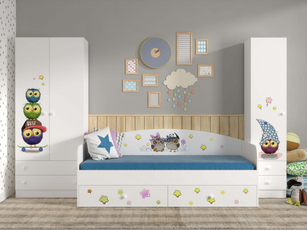 детская кровать и шкафы с совами