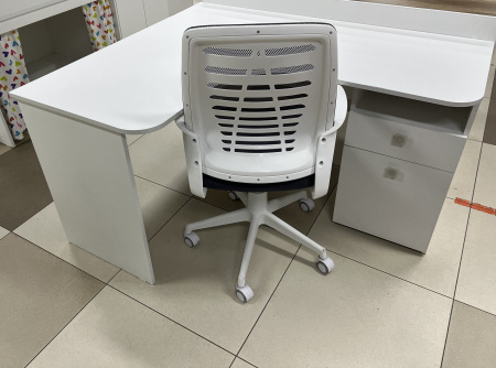 Стол угловой коллекции Умка 1160 мм от Династия Kids